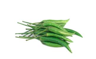 verde chiles aislado en blanco antecedentes. concepto, comida ingrediente para cocinando. picante gusto. agricultura cultivos, orgánico vegetal tiene salud beneficios calificación. foto