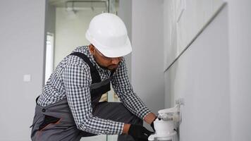 Indian plumber installs or change water filter in home. Installation of reverse osmosis water purification system video