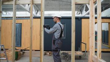 Worker carpenter assembling a modular house video