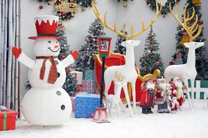 Snowmen and Christmas decorations on a simulated snow field. Photo corners and check-in points for coffee shops in Thailand with the concept of celebrating Christmas and New Year's Day.