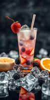 refrescante verano bebida con Fresco bayas y agrios servido terminado hielo foto
