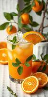 refrescante naranja bebida servido con Fresco menta hojas y adornado con un naranja rebanada en un brillante cocina ajuste foto