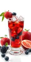 refrescante baya bebida con fresas, arándanos, y hielo en un blanco antecedentes foto