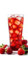 refrescante verano bebida servido en un alto vaso con hielo y Fresco fresas en un limpiar antecedentes foto