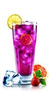 refrescante púrpura bebida con frutas y hielo servido en un alto vaso en brillante ligero foto