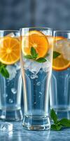 refrescante verano bebidas con rebanadas de naranja y menta hojas en alto lentes lleno con hielo foto