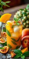 refrescante tropical bebida con mango y menta adornado con frutas y Fresco hierbas servido en un claro vaso foto