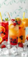 refrescante verano bebidas presentando vibrante frutas y hielo en un alegre ajuste foto
