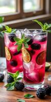 refrescante baya y Lima bebidas servido en alto lentes con vibrante colores y Fresco menta en un acogedor ajuste foto
