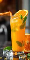 refrescante naranja menta bebida servido con hielo y adornado con Fresco naranja rebanadas foto
