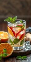 refrescante Fruta bebida con menta y hielo servido en un vaso, rodeado por rebanado naranjas y Fresco ingredientes foto