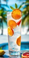 refrescante agrios bebida servido en un alto vaso con hielo y adornado con menta en un soleado junto a la playa foto