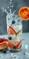 refrescante Fruta bebida con hielo cubitos y chapoteo capturado en vibrante detalle foto