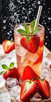 refrescante fresa bebida con menta servido en hielo durante un verano reunión foto