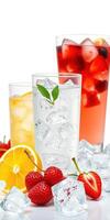 refrescante verano bebidas presentando limón, fresa, y menta en hielo con frutas foto