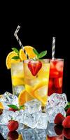 refrescante verano bebidas con hielo, fresas, y agrios en un elegante presentación foto
