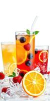refrescante verano bebidas desplegado con frutas y hielo en blanco antecedentes foto