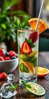 refrescante verano bebida con frutas y menta servido en un alto vaso en un de madera mesa foto