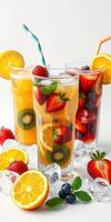 vistoso Fruta bebidas servido en alto lentes con hielo y Fresco Fruta guarnaciones en un blanco antecedentes foto