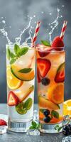 refrescante verano bebidas con Fresco frutas y menta servido en alto lentes foto