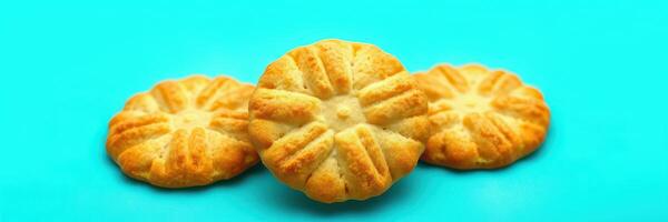 delicioso hecho a mano galletas arreglado en un brillante turquesa superficie foto
