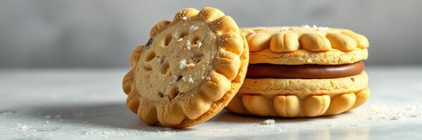 delicioso hecho en casa galletas apilado con Rico relleno en un limpiar cocina encimera foto