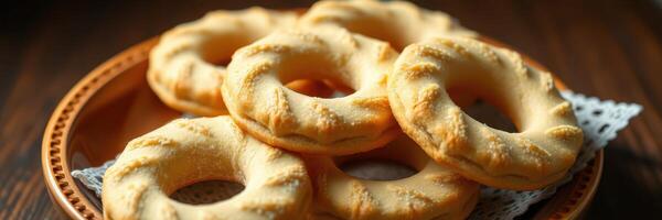 recién horneado circular galletas arreglado en un decorativo plato Listo para servicio a un acogedor reunión foto