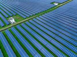 aéreo ver de solar granja. sostenible renovable energía y moderno fotovoltaica tecnología para Respetuoso del medio ambiente electricidad producción. solar poder estación. verde energía soluciones solar panel tecnología. foto