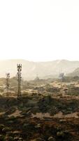 ein Sternwarte Überwachung Antenne auf oben von ein Hügel im das Wüste video