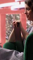 Psychotherapy tackles the growing conflict between a rebellious daughter and mother, as they confront behavioral problems, family issues and stubbornness in an emotional confrontation. Camera A. video