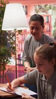 adolescente menina participa dentro uma desenhando atividade Como parte do psicoterapia, ajudando dela expressar sentimentos e intrusivo pensamentos. sessão para superar pessoal lutas através arte. Câmera b. video