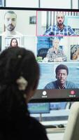vertical marketing equipe analisando grande dados intuições em conectados Videoconferência com a consultivo quadro, criando detalhado infográficos para presente progresso e metas. controlo remoto apresentação. Câmera uma. video
