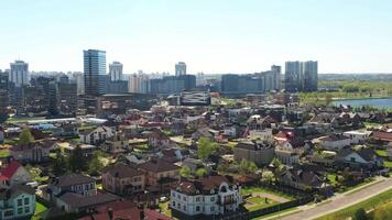 Visão a partir de a altura do a Drozdovsky (em russo) distrito e a Palácio do rítmico ginástica dentro minsk.belarus video
