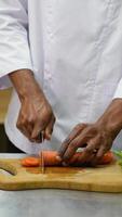 fermer de Humain mains cuisine des légumes salade dans cuisine. en bonne santé repas et végétarien concept. verticale video