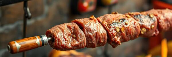 jugoso carne de vaca brocheta siendo A la parrilla terminado un abierto fuego en un rústico al aire libre cocina ajuste foto