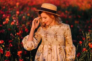 un niña en un vestido, en un sombrero camina en un campo con amapolas a puesta de sol foto