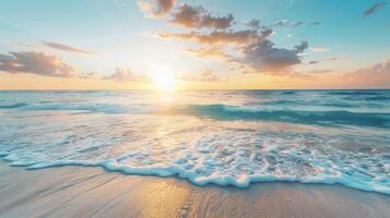 tranquilo Oceano olas estrellarse en arenoso apuntalar a puesta de sol foto