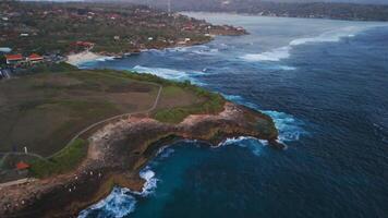 zangão Visão do Nusa Ceningan-C ... ilha litoral com oceano e ondas. video
