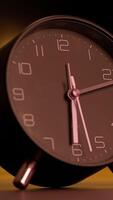 esta es un moderno alarma reloj presentando un pulcro y minimalista diseño ideal para ninguna espacio video