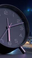 de cerca de un hermosa y elegante alarma reloj exhibido debajo el suave resplandor de Noche video
