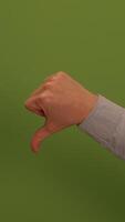 isto imagem vitrines uma desaprovando gesto conjunto contra uma verde fundo, simbolizando negatividade video