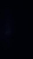 ein fesselnd und mysteriös dunkel Szene entfaltet sich, Aufschlussreich Hinweise von Licht Das Intrigen video