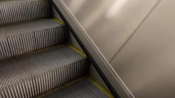 escalera mecánica pasos en contemporáneo arquitectura un examen de su diseño y funcionalidad video