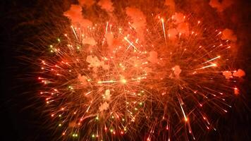 spectaculair echte tijd vuurwerk tonen verlichting omhoog de nieuw jaar 2025 vooravond lucht met levendig kleuren en een opgewonden menigte video