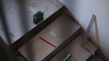 Aligning ceramic tiles on stairs with a laser level video