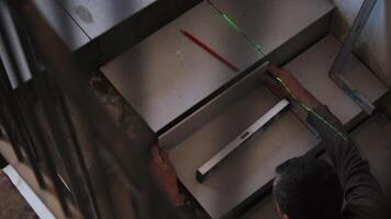 Aligning ceramic tiles on stairs with a laser level video
