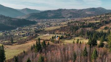 aérien vue scénique Montagne village avec roulant collines. une panoramique vue de une paisible Montagne village entouré par roulant collines video