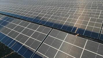 aéreo Visão do solar poder estação painéis. Campos verde energia às pôr do sol. panorama elétrico poder ecologia inovação natureza ambiente. ecologia, elétrico inovação, meio Ambiente video