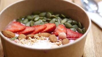 un nutritivo y sano desayuno cuenco presentando frutas y nueces en abundancia video