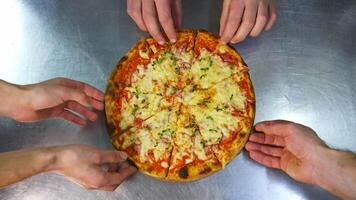 manos tomando rebanadas de Pizza. manos tomando Pizza rebanadas desde de madera plato video